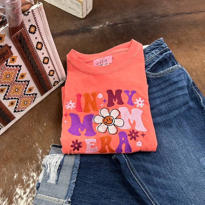 Pull brodé Mom Era pour la vente par Diva Bling By Jenn