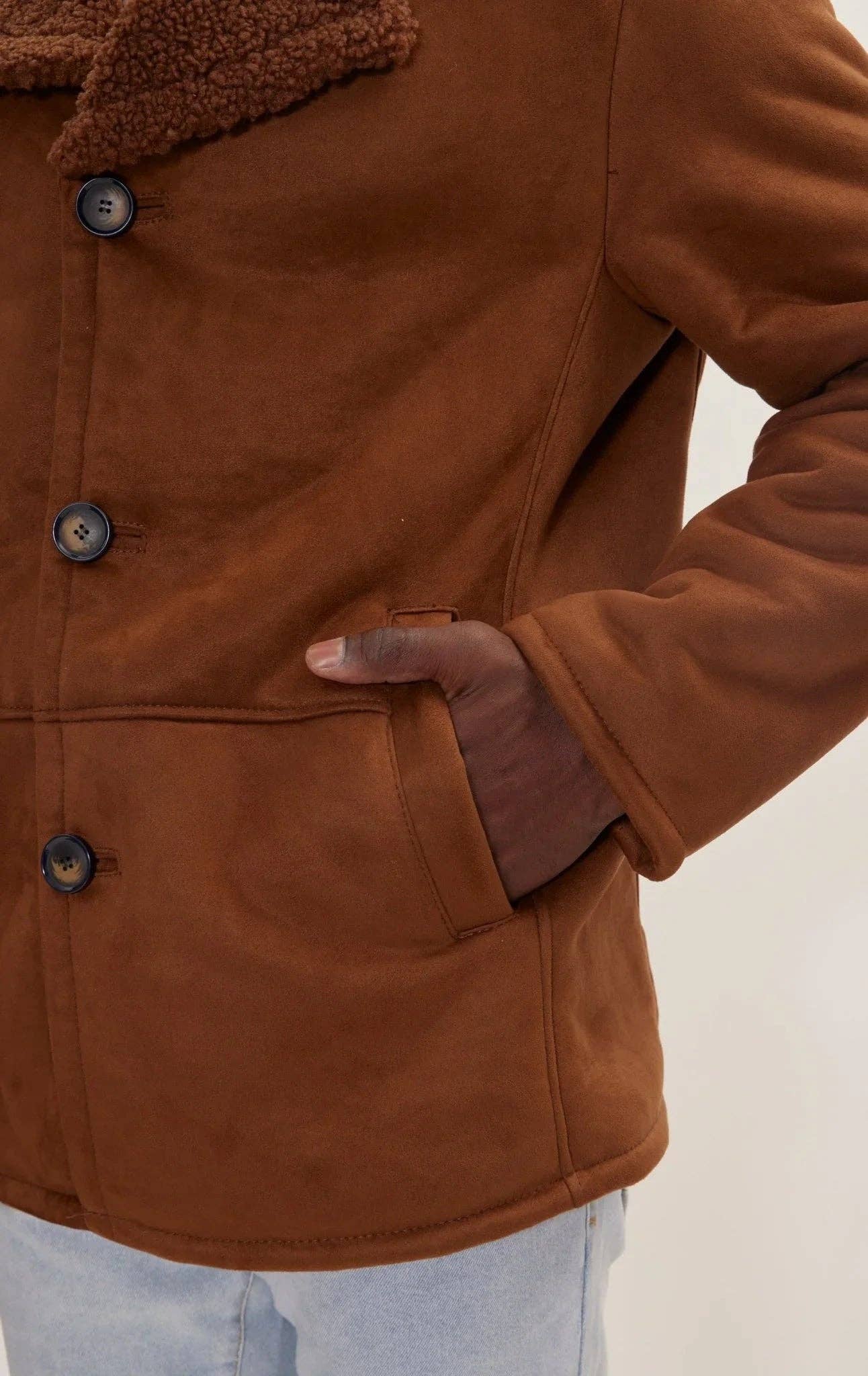 MARRÓN Chaqueta vegana con cierre de botones de piel de oveja para hombre - Marrón de venta al por mayor en Faire3