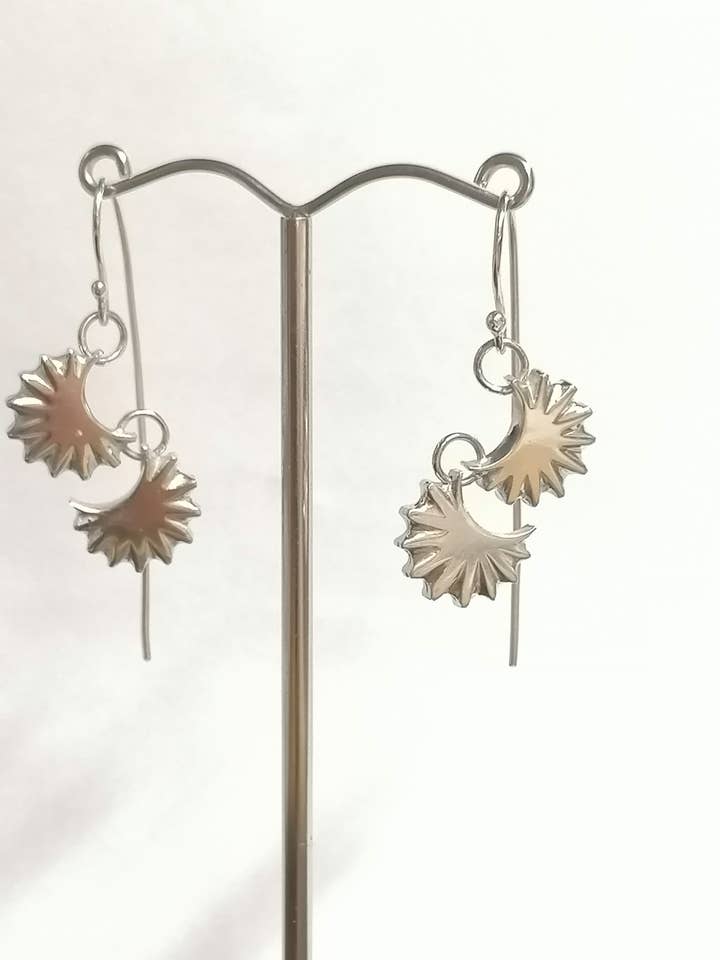 Pendientes colgantes de luna con forma de erizo hechos a mano de plata para venta al por mayor de Andrew O'Dell Jewellery