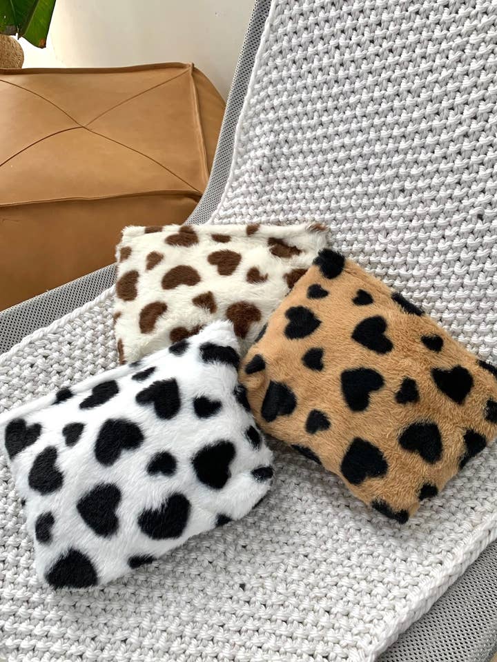 Heart pattern faux fur pouch CY211-213JH for wholesale by BYREN | ÉLINE L'ATELIER