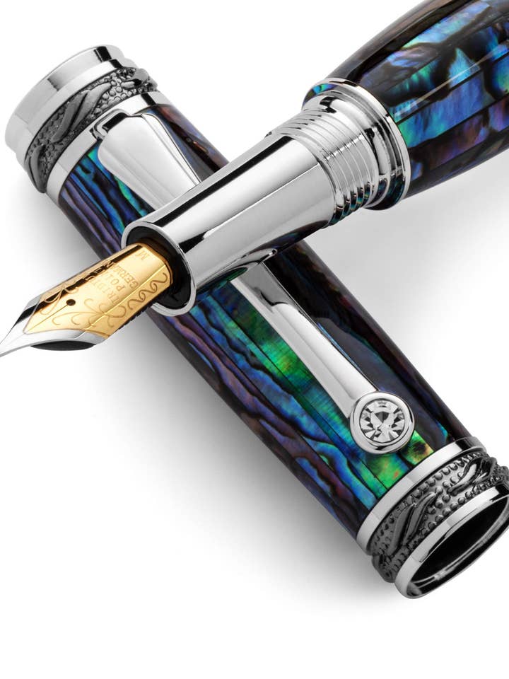 STYLO PLUME PITCHMAN TYCOON™ - Fabriqué à la main en coquille d'ormeau paua bleu/vert rhodié, titane noir, coquille d'ormeau et cristal Swarovski - Production limitée pour la vente par Pitchman®