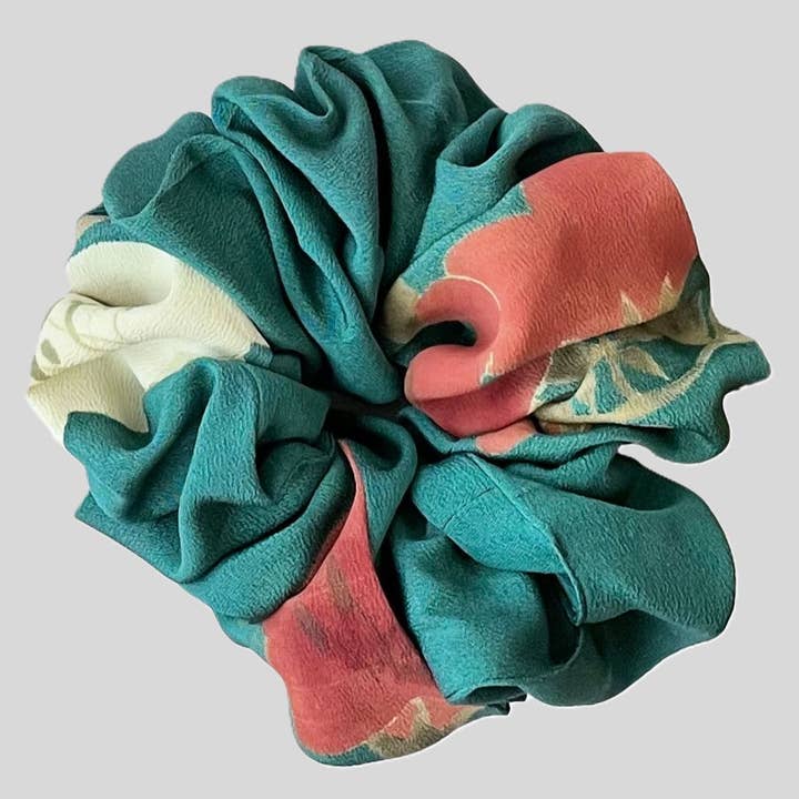 Kimono giapponese in seta L Scrunchie accessorio per capelli setoso grandi scrunchies fascia per capelli setosa scrunchies floreali vintage kimono scrunchies unici scrunchies fatti a mano scrunchies artigianali scrunchies orientali piccolo regalo unico elastico per capelli braccialetto. per la vendita all'ingrosso da parte di House of Shokunin