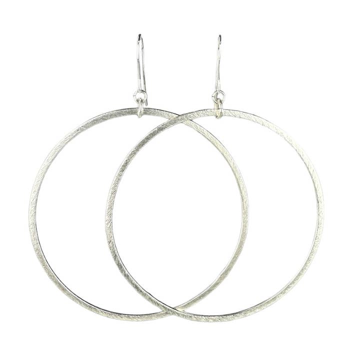 Einfache Hoops aus gebürstetem Silber für den Großhandel von Eleven10Leather and Designs