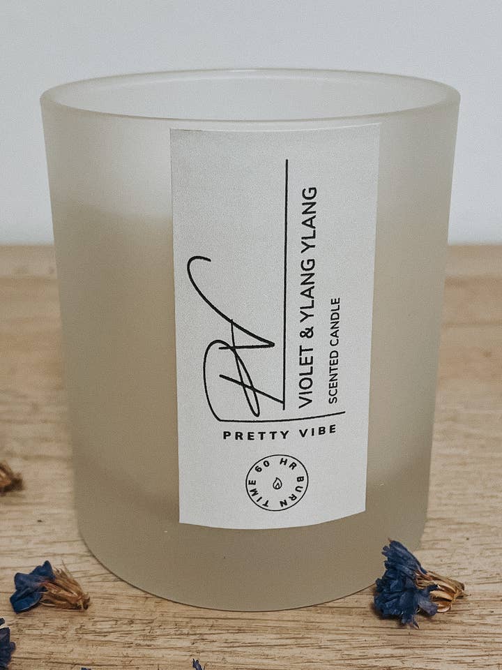 Bougie parfumée de luxe - Violette et ylang-ylang pour la vente par Pretty Vibe