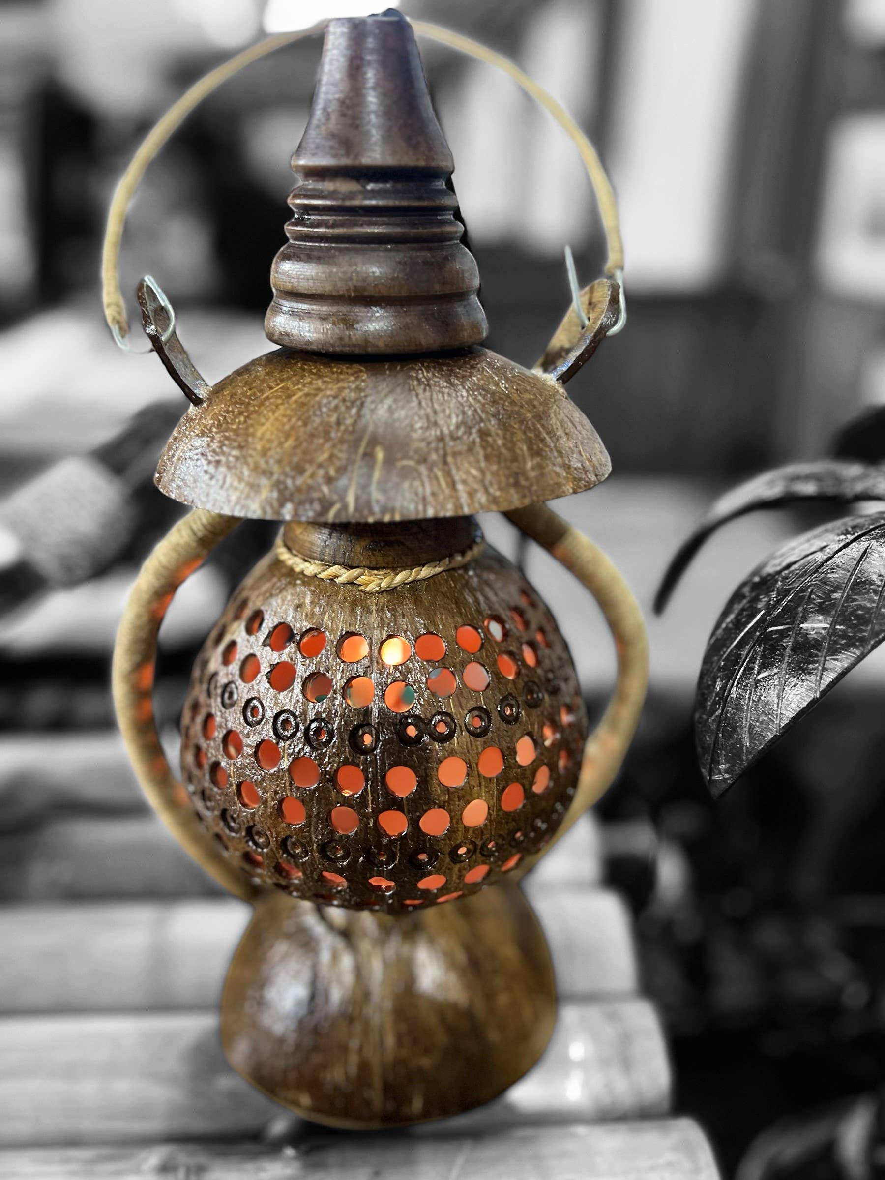 Handicraft Heaven - Vente Lampes d'appoint/de bureau - Lampe Lanterne en Coquille de Noix de Coco Faite à la Main – Décor Bohème Rustique6