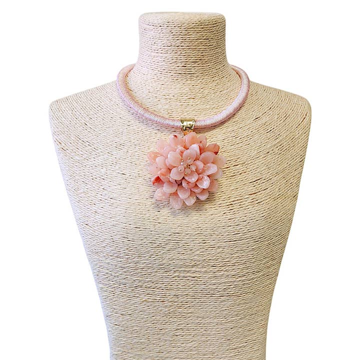 Bijoux Envie Statement Jewelry – Großhandel Halsband/Collier – Blassrosa Blumenanhänger Halskette | Statement-Kette | Boho1
