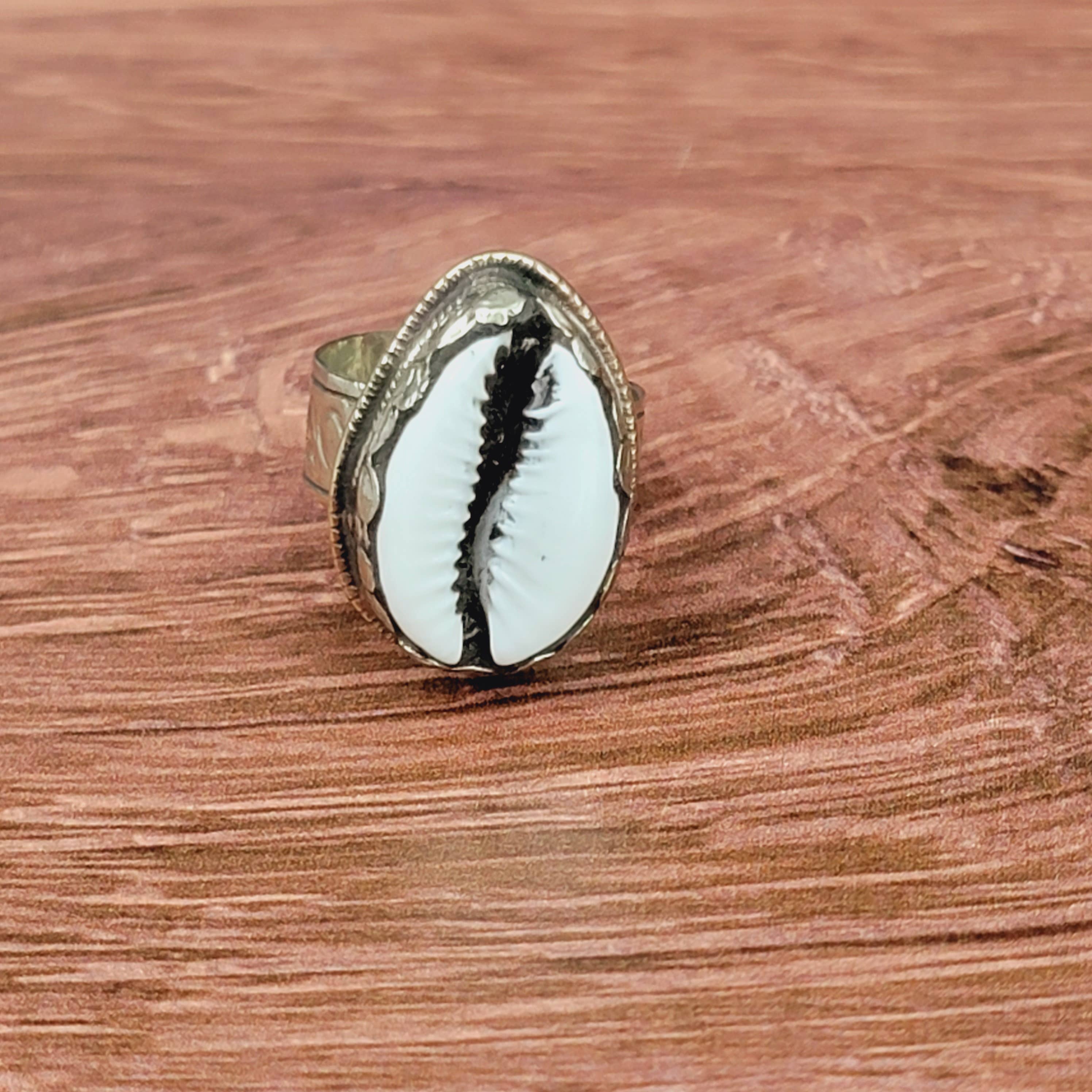 ZINC Designs - Vente Bague de cocktail/de cérémonie - Bague réglable tibétaine en coquillage cauri0