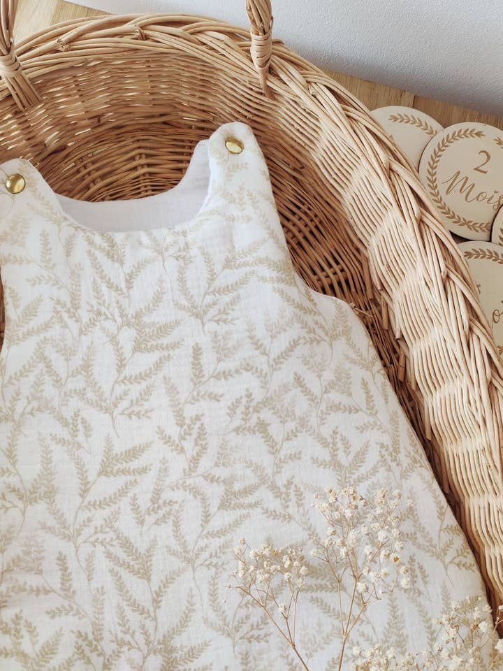 Les p'tites Merveilles de Bérénice - Wholesale Bodysuit (Non-Footed) - Baby - Sleeping bag 0-3 months “Leaves” in beige and off-white double organic cotton gauze1