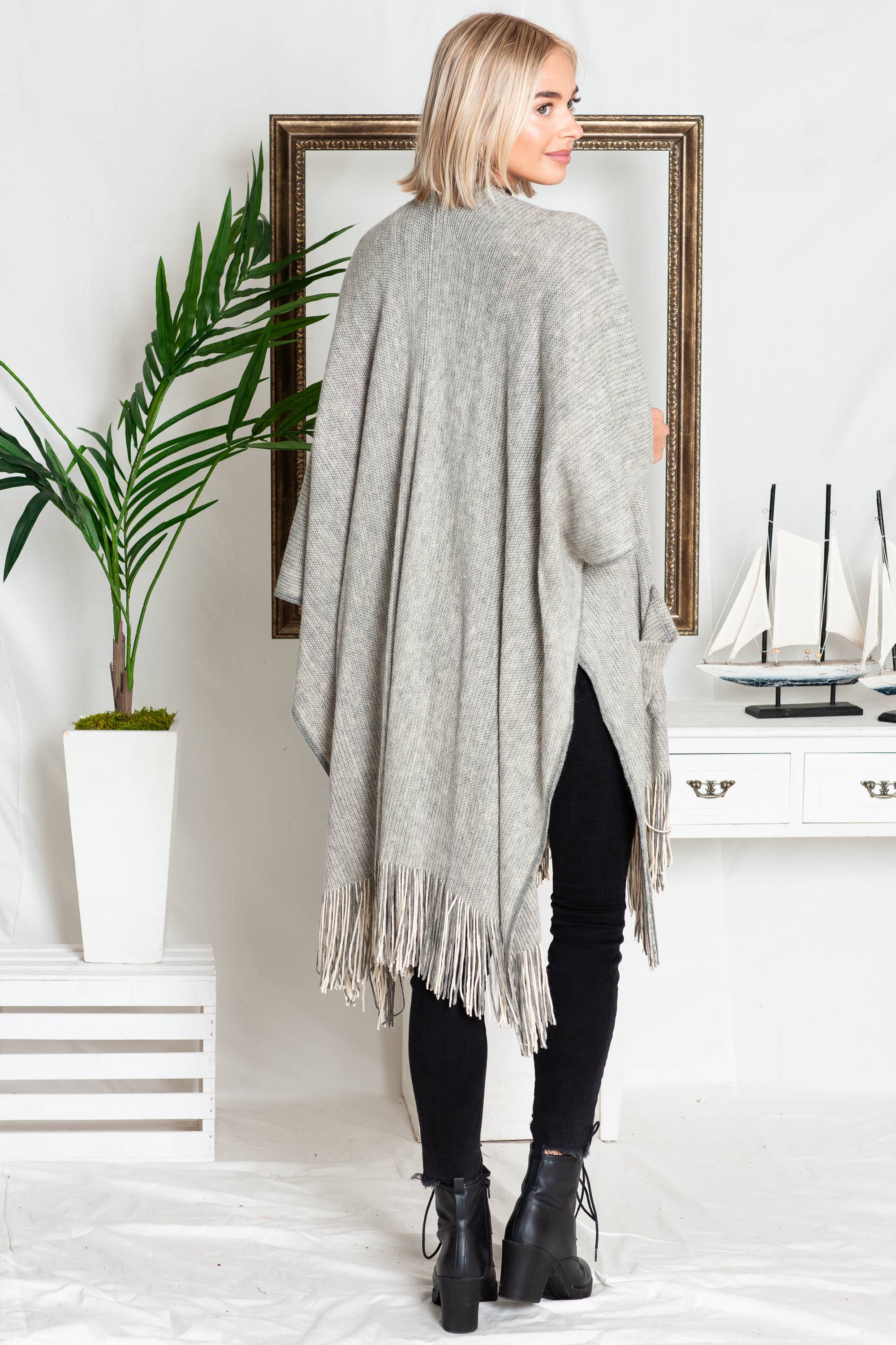 Justin & Taylor – wholesale Kofta - Dam – Harlow cardigan | Kimono-cardigan med fickor och fransad nederkant13