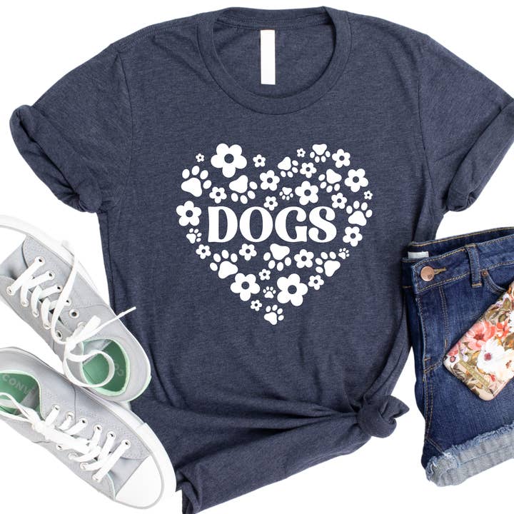 T-shirt Floral Cœur Chiens - T-shirt Graphique Mignon pour Amoureux des Chiens - T-shirt Empreinte de Patte pour Maman d'Animaux - Cadeau pour Amoureux des Animaux - Vêtements Décontractés pour Femmes pour la vente par Epic Life - Designed