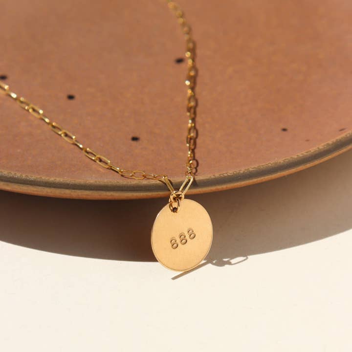 Collier numéro angélique pour la vente par Token Jewelry
