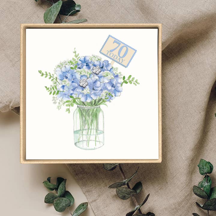 Boucles d'oreilles fleur en argent sterling – Clous délicats avec coffret cadeau pour 70e anniversaire pour la vente par Crumble & Core