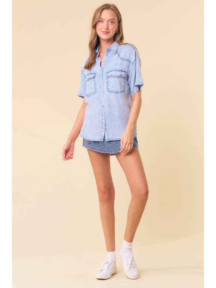 Doe and Rae – Engroshandel Skjorte med buttondown – til kvinder – KORTÆRMET OVERDIMENSIONERET DENIM SKJORTE MED KNAP - 43949T
