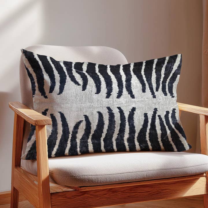 Cojín Ikat de Terciopelo de Cebra: Seda Tejida a Mano en Blanco y Negro para venta al por mayor de Samarra Home