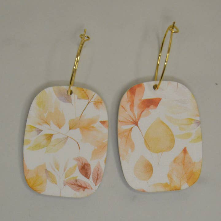 Oorbellen voor de herfst, oorbellen met herfstbladeren, oorbellen van acryl voor wholesale door The Adorned Fox