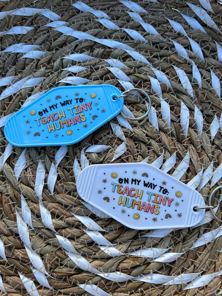 Portachiavi On My Way to Teach Tiny Humans Motel per la vendita all'ingrosso da parte di ShopCassiesCrafts