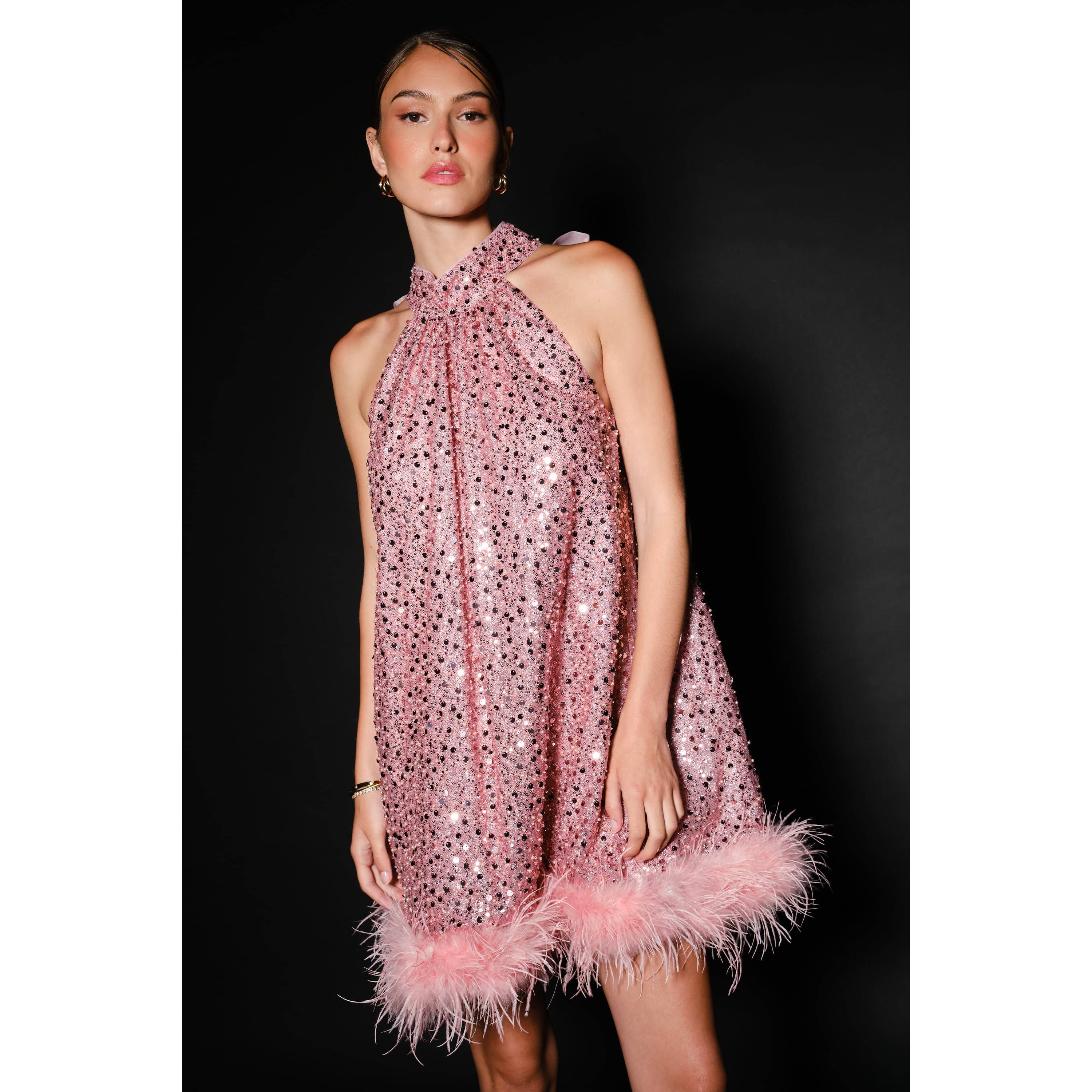 INA – Vestido - Mulher por atacado – Vestido Mini Halter com Laço nas Costas e Apliques de Lantejoulas e Penas11