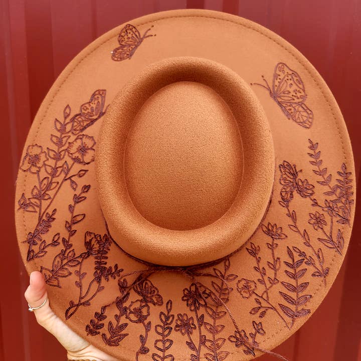 Cappello bruciato con fiori selvatici e farfalle per la vendita all'ingrosso da parte di S'more Adventures Apparel