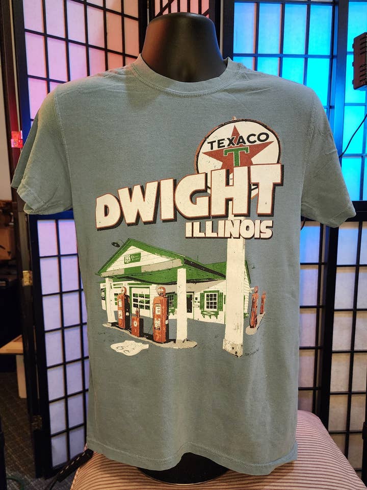 T-shirt Route 66 Dwight Illinois Texaco Station, couleurs confortables, bleu jean pour la vente par Seed House Prints
