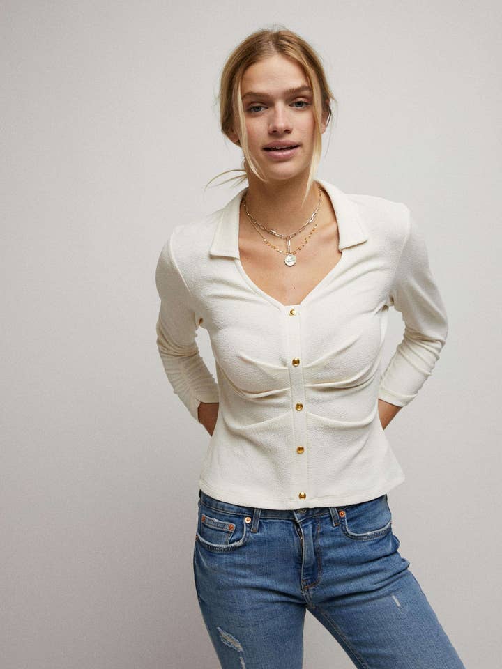 Cinched top met 3/4 mouwen en plooitjes aan de voorkant en V-hals voor wholesale door Cerule