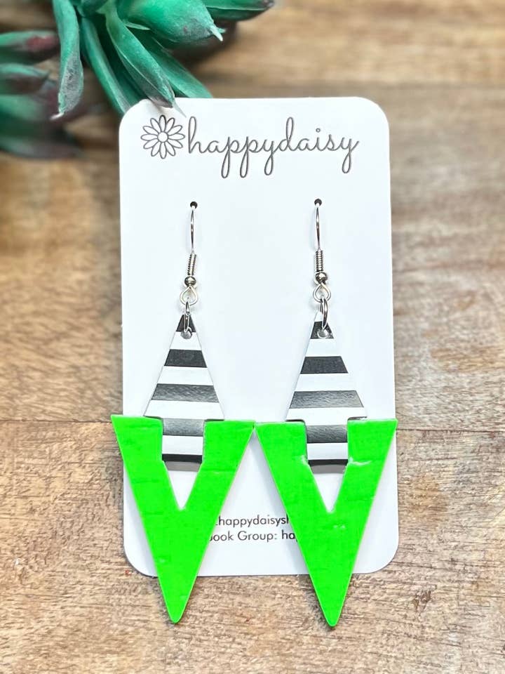 Driehoekige geometrische oorbellen van neongroen kurk op leer voor wholesale door happydaisy