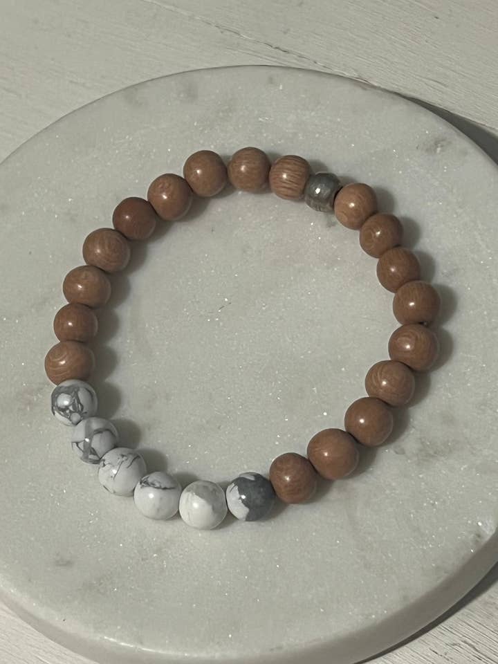 Bracelet diffuseur en howlite et bois de rose de 8 mm pour la vente par Inspiration Beads