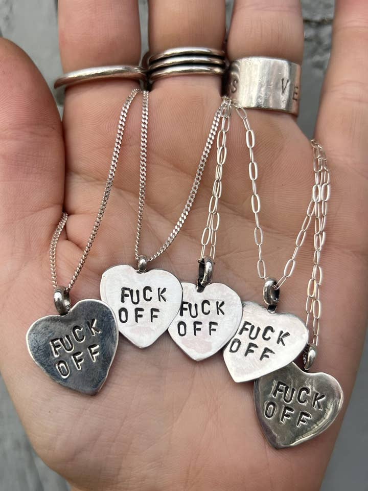 Colar Vai-te F*der por atacado de Velvet Moss Magic