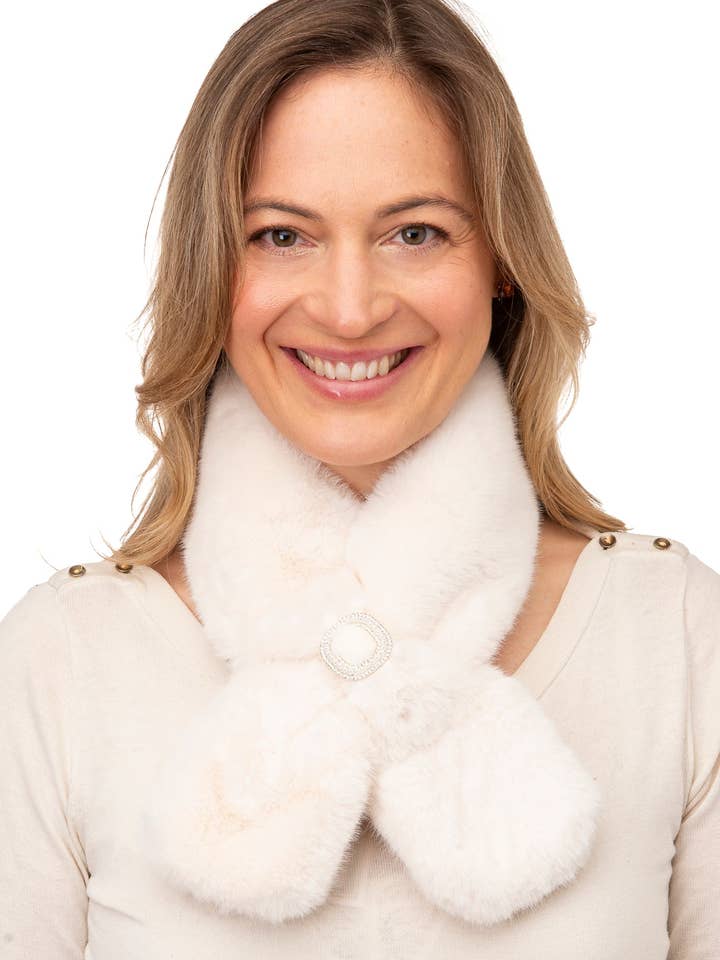 Monica FB46 -Beige tippet van imitatiebont met brochedetail met parel en diamanten voor wholesale door Franchetti Bond