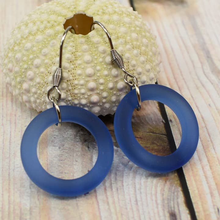 Créoles en forme de bouteille en verre de plage pour la vente par Snazzy and Co