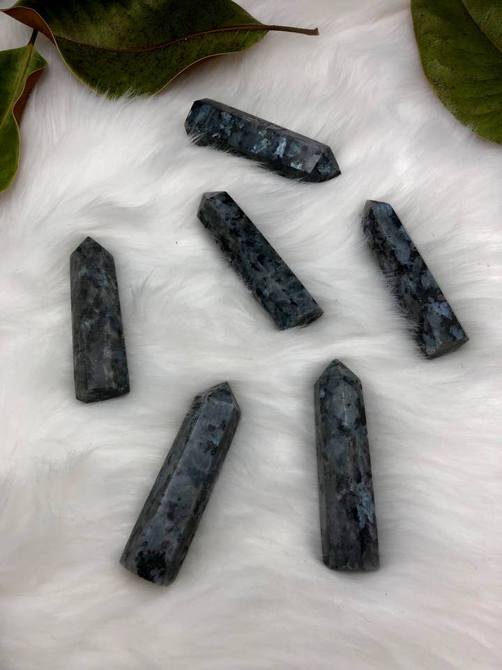 Punti Larvikite per la vendita all'ingrosso da parte di Earth Child Provisions