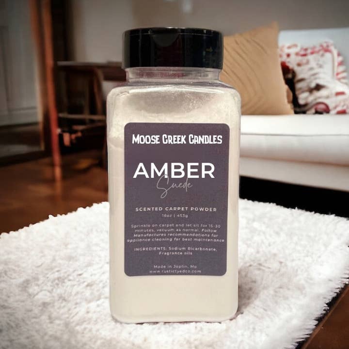 Amber Suede | Deodorante per tappeti da 16 once per la vendita all'ingrosso da parte di Moose Creek Candles