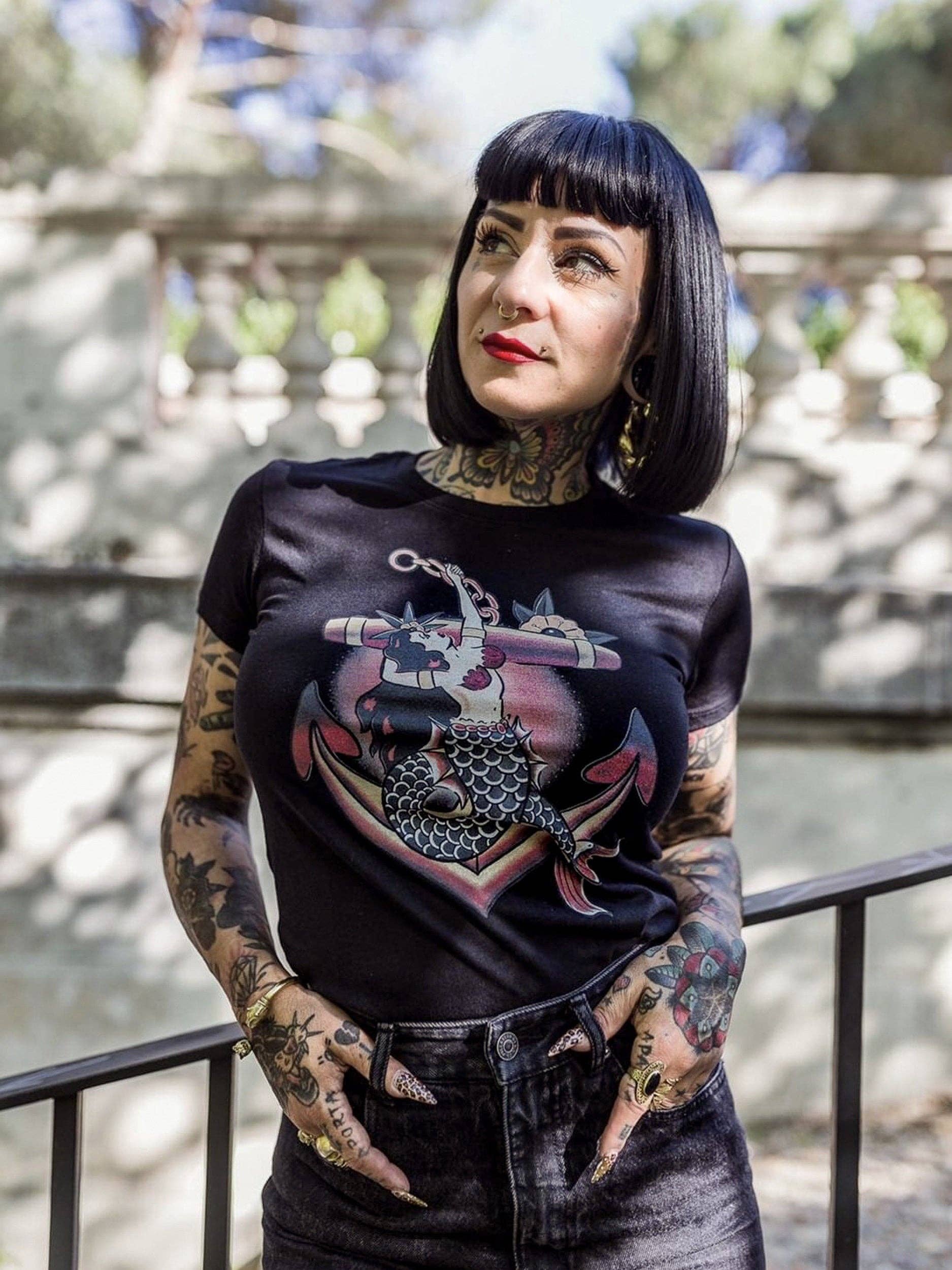 Mischief Made – T-shirt gráfica - Mulher por atacado – Tee de Ligação do Mar Vermelho em Preto0