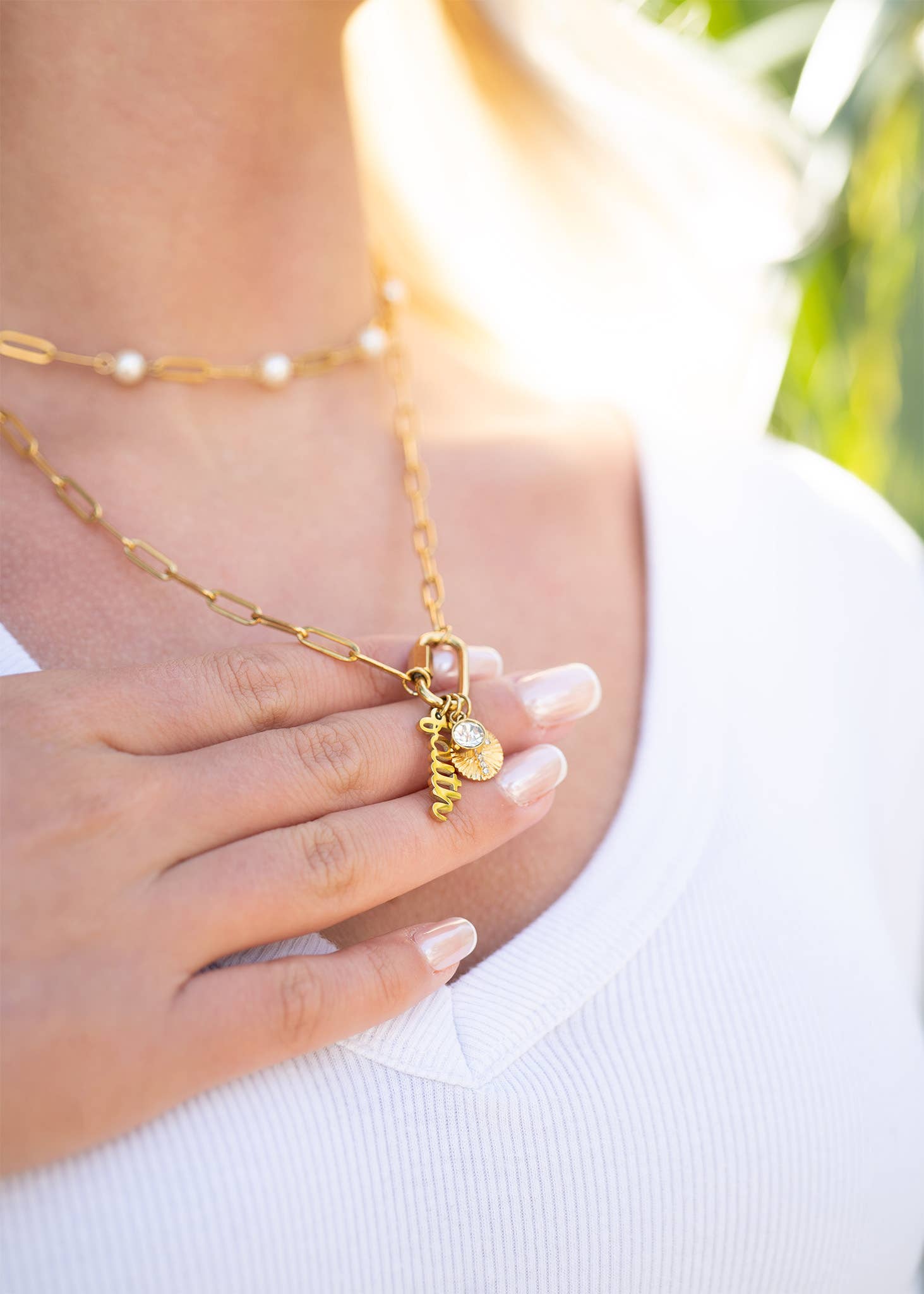 WJW - Venta al por mayor Collares con colgantes/abalorios - Collar con charm de clip en forma de eslabón ’Faith’ en oro PVD 18K con mosquetón3