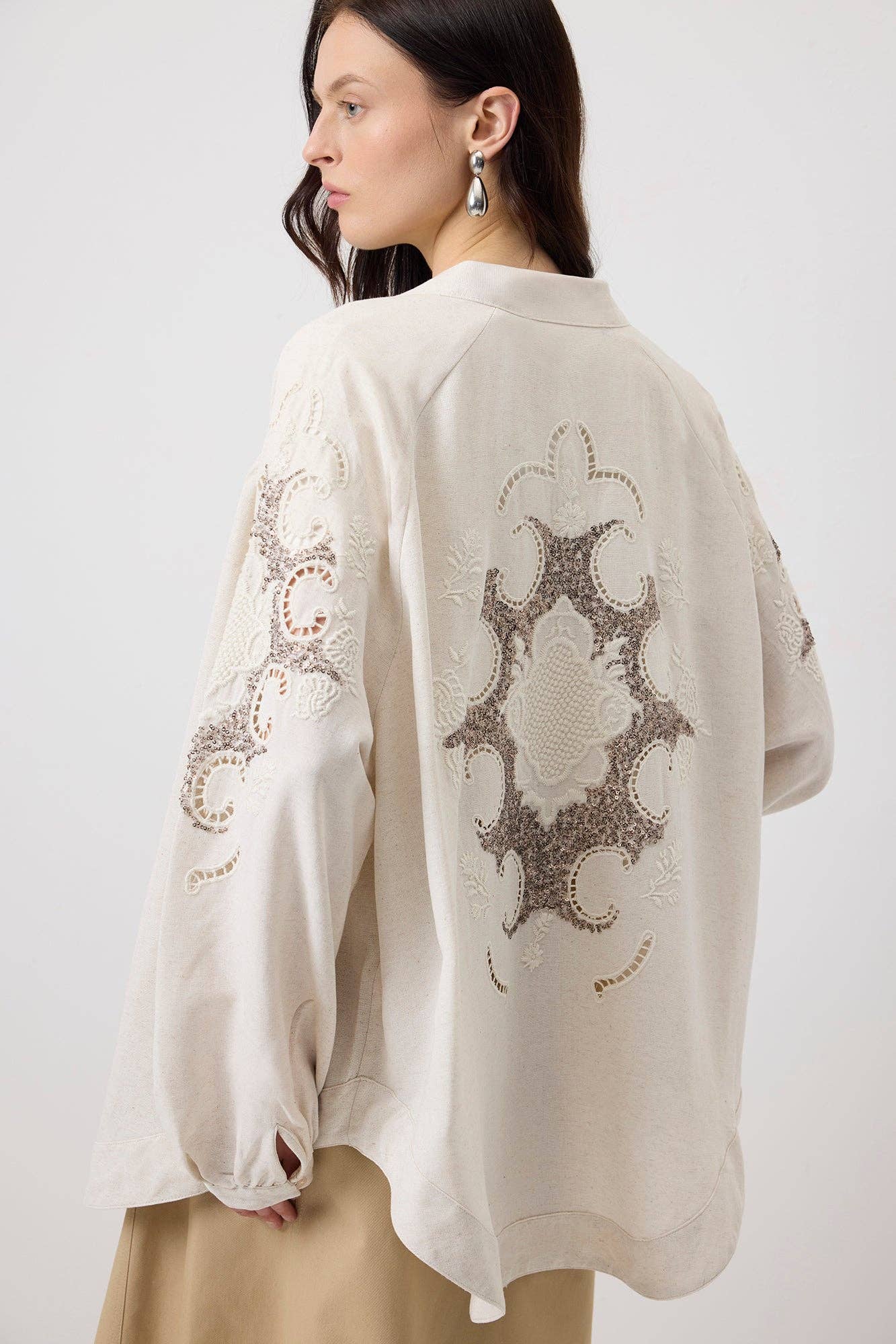 Naturel LINNESTRUKTURERAD KIMONO MED PALJETTDETALJER för wholesale på Faire0