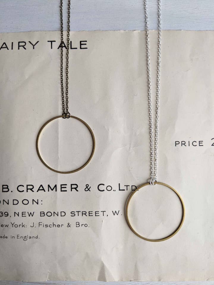 Collar grande Gold Circle - latón dorado y bronce para venta al por mayor de The Magpie's Daughter