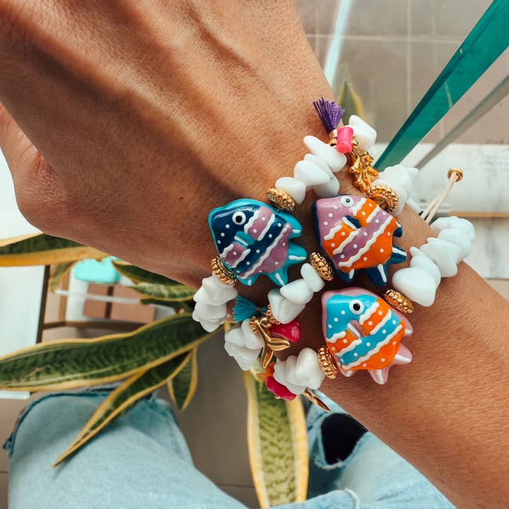 Goupi - Wholesale Charm/Dangle Bracelet - White Chip Bracelet with Colorful Exotic Fish0