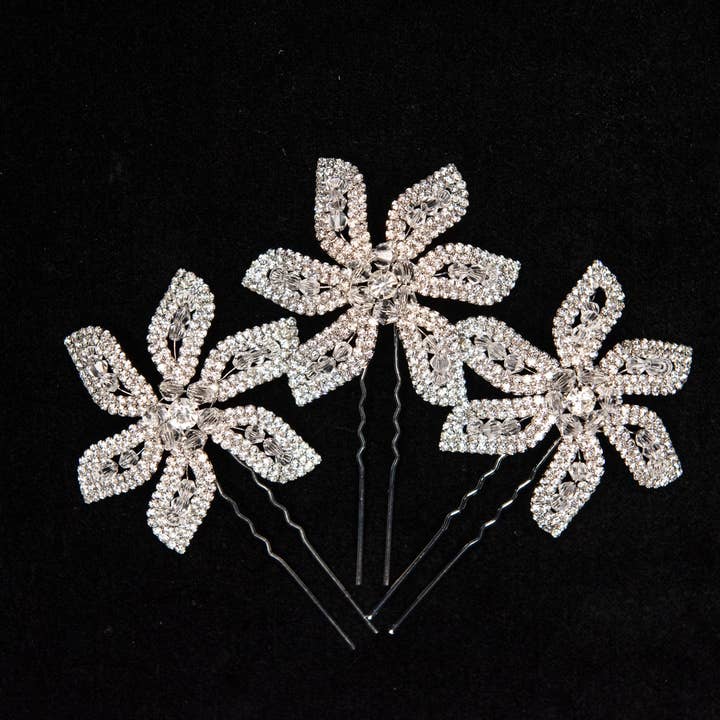 L'épingle à cheveux perlée en strass argenté Maya pour la vente par Brides and Belts