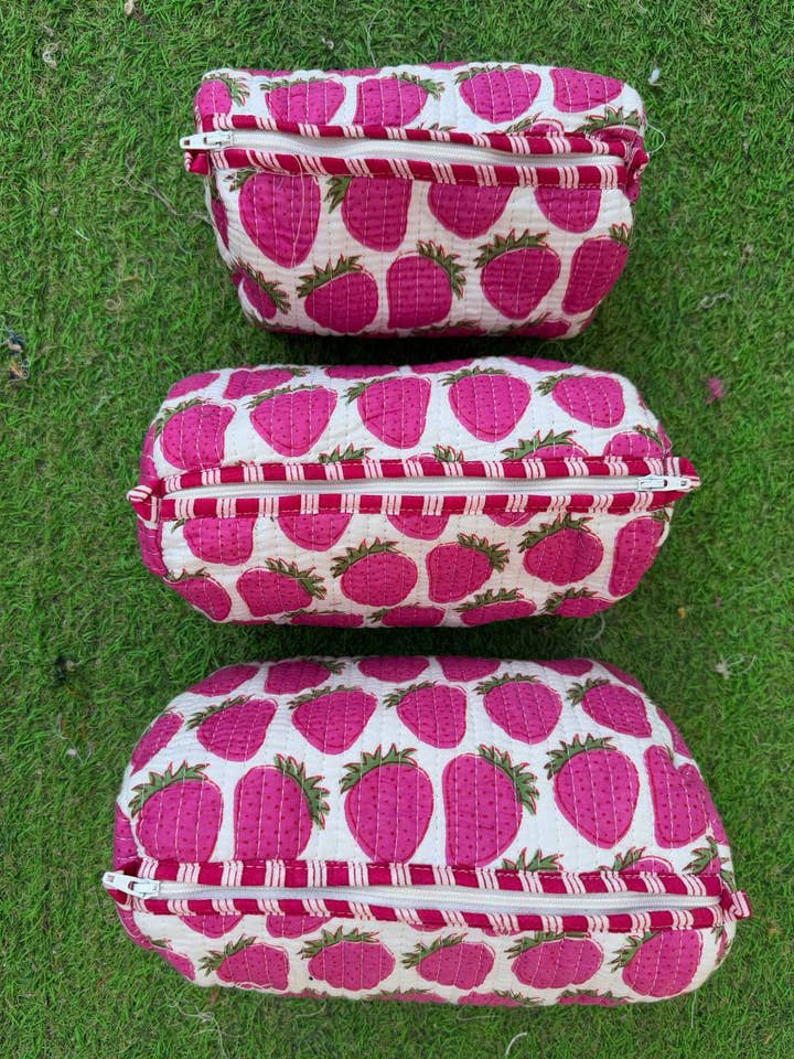 Pochette Trapuntate in Cotone con Stampa di Fragole Borse Cosmetiche per la vendita all'ingrosso da parte di Bhawana Handicrafts