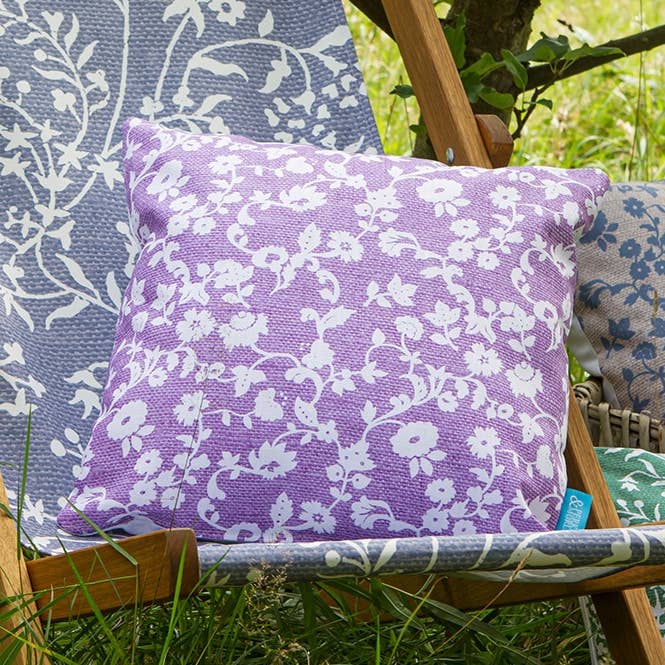 Pink Meadow Flower buitenkussen voor wholesale door Perkins & Morley