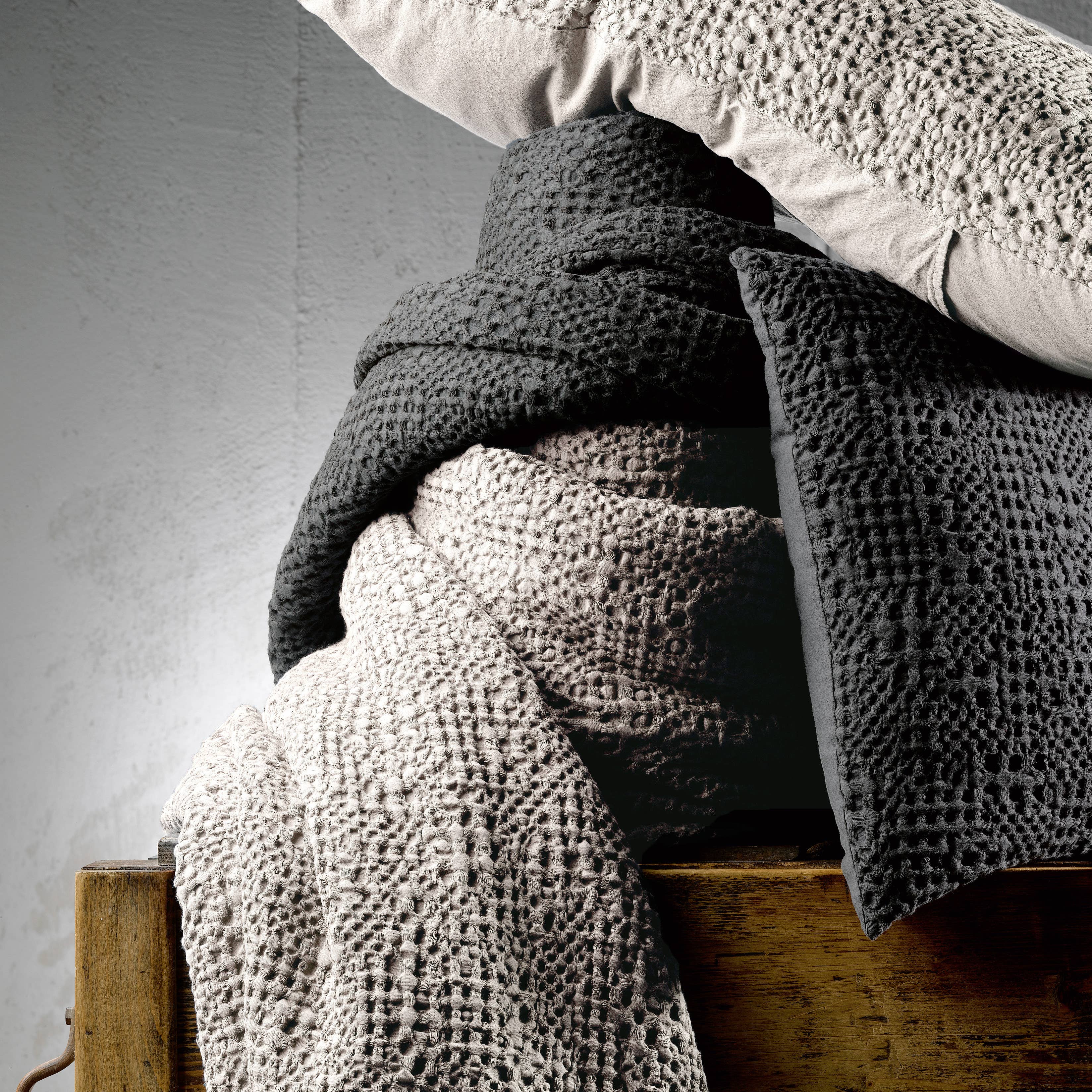 Maison Vivaraise & La Cerise sur le Gâteau - Wholesale Throw Blanket - Tana Linen Stonewashed Throw 260 x 2601