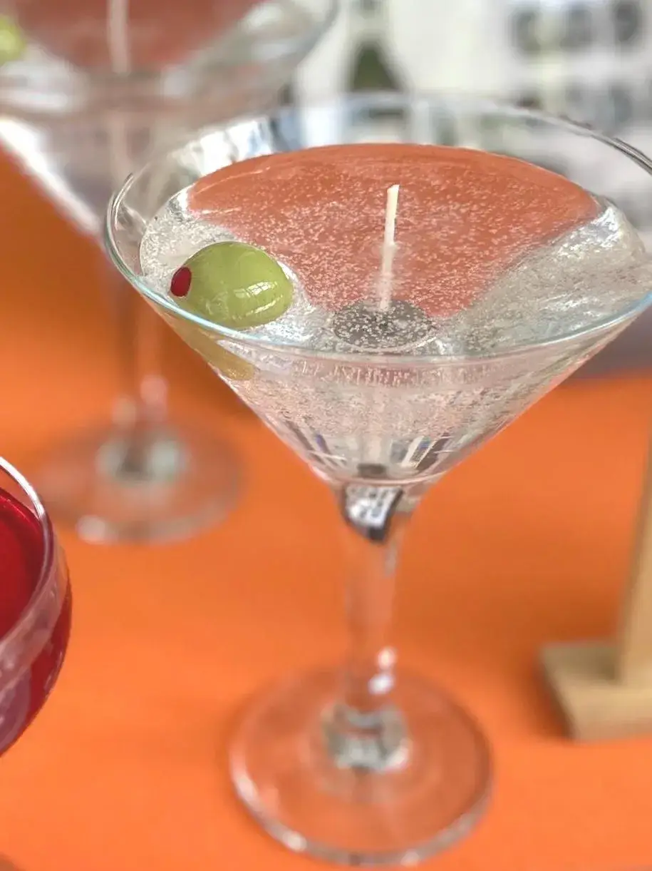 Martini Candle Co. – Velas de decoração por atacado – Vela Perfumada 7,5oz. Dirty Martini. Gin. Vodka. Azeitonas.2