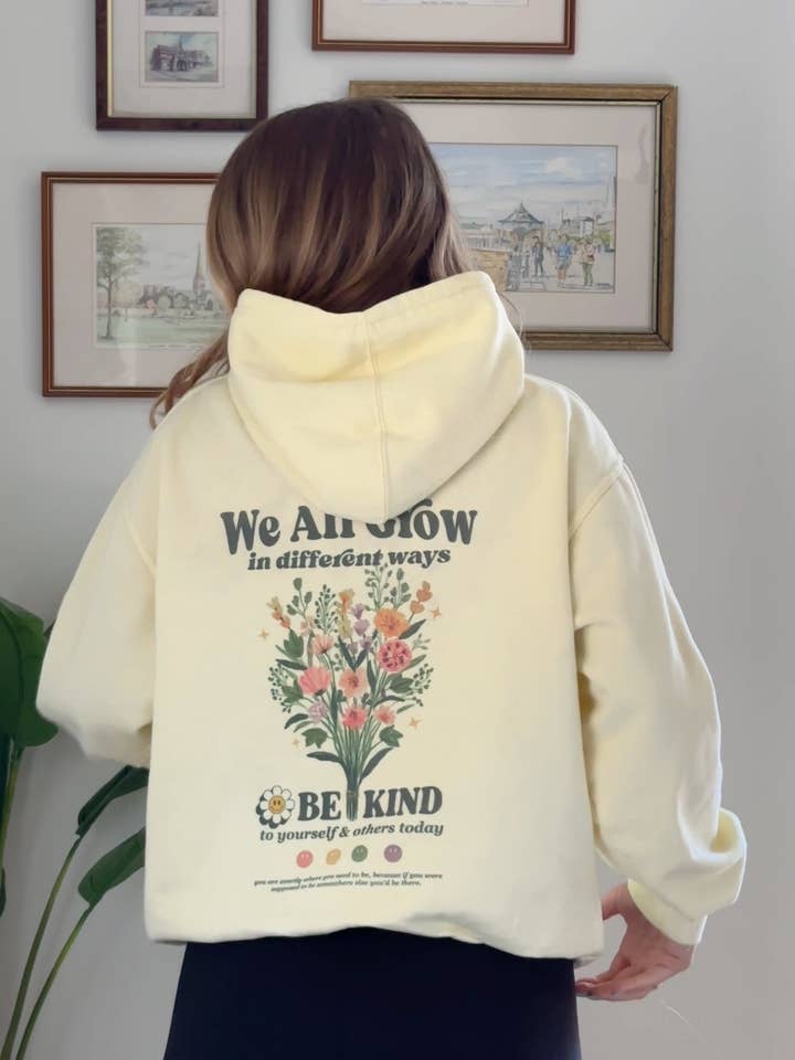 Nous grandissons tous de différentes manières Sweat à capuche jaune clair pour la vente par Relic96