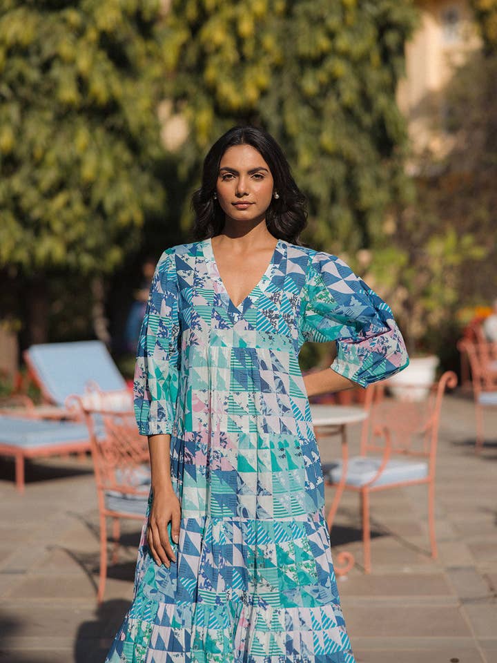 Abito Sybil Verde & Blu Geo per la vendita all'ingrosso da parte di Ophelia & Indigo