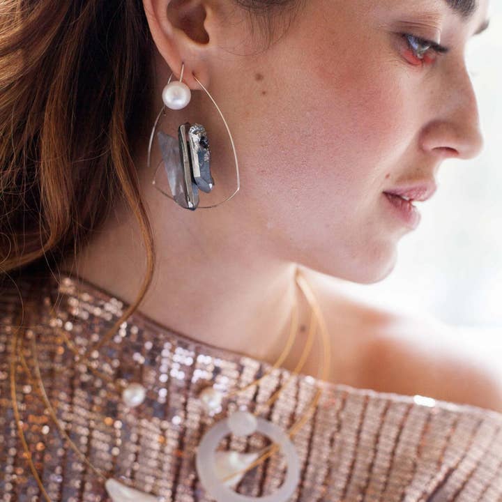 Filo da collo asimmetrico con perle bianche Keshi per la vendita all'ingrosso da parte di Melissa McArthur - Jewellery Made in London