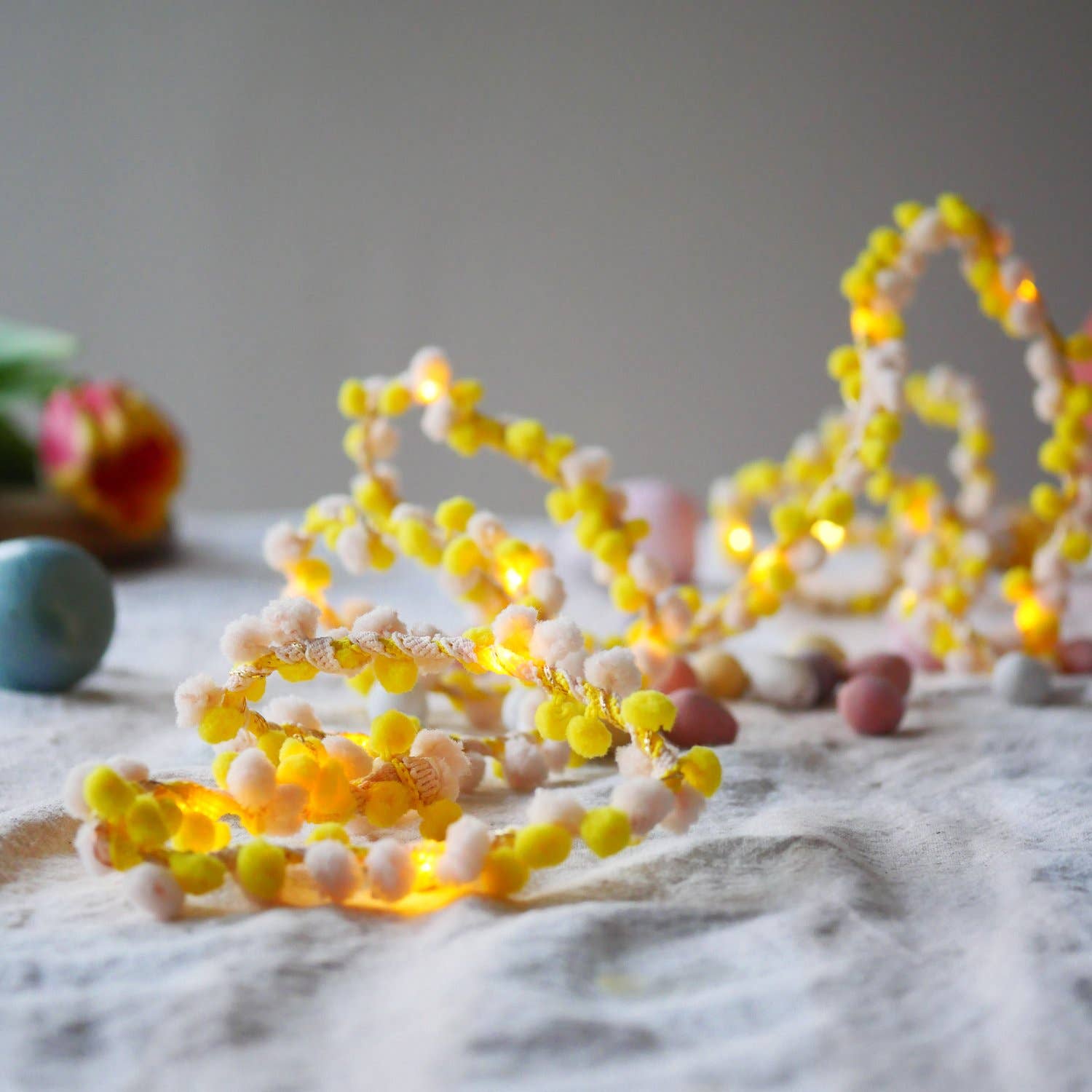 Melanie Porter – wholesale Bunting/Krans – Påskpastell tvåfärgad Pom Pom Fairy Light3