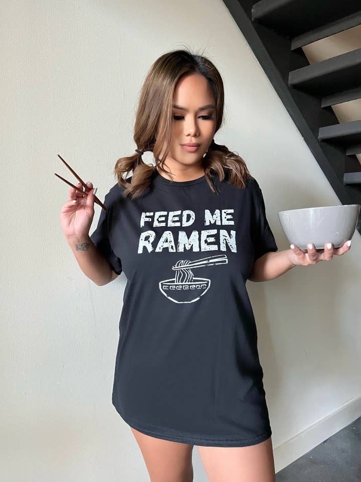 Feed Me Ramen T-shirt | Sjov, Noodle Bowl, Foodie for engroshandel hos Gesshoku