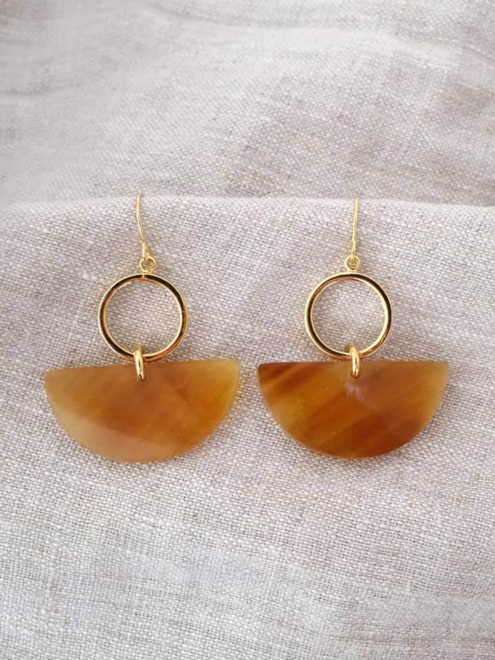 Yang Bay II - Orecchini geometrici in corno di bufalo per la vendita all'ingrosso da parte di Hathorway