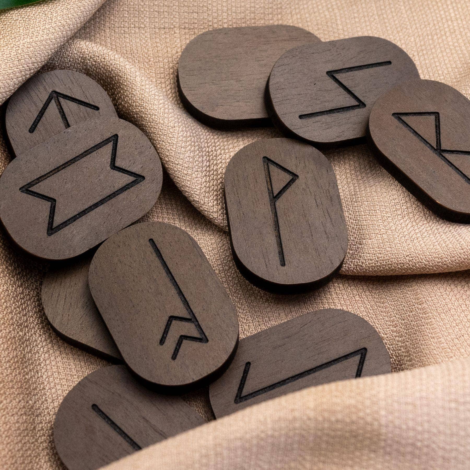 Down To Earth - Vente Cartes de tarot - Jeu de 32 runes en bois gravé à la main1