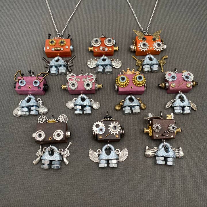 Collier Pendentif Robot Fait Main à Styles Multiples - MIO68934 pour la vente par Mio Queena