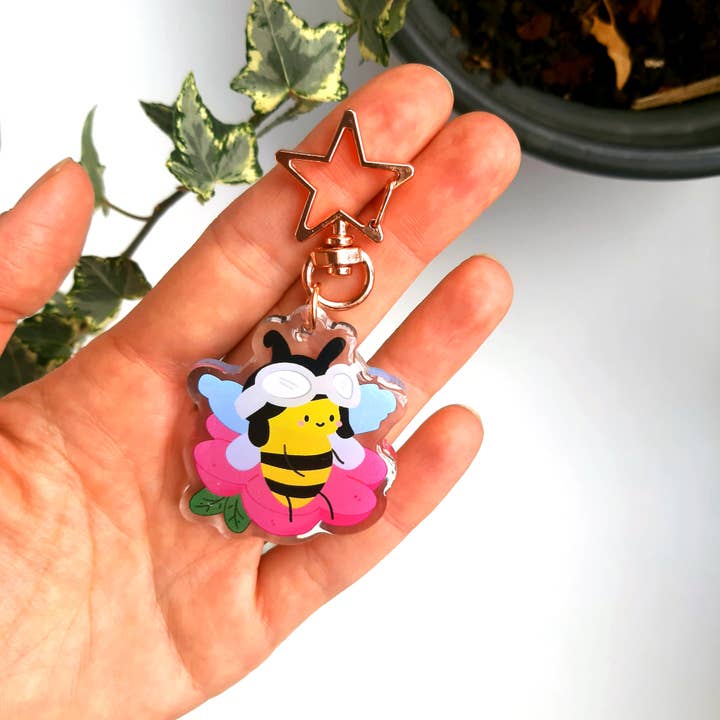 Miss Honey Bee akryl nøglering for engroshandel hos Tania de Andrade illustration